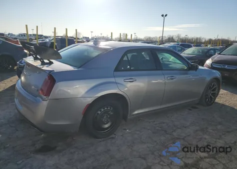 2016 Chrysler 300 S z USA, uszkodzony, nr VIN 2C3CCABG0GH310941